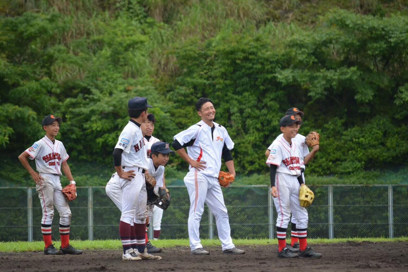 監督を務める高槻中央ボーイズの選手に守備を教える元巨人の籾山さん（本人提供）