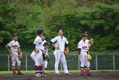 監督を務める高槻中央ボーイズの選手に守備を教える元巨人の籾山さん（本人提供）