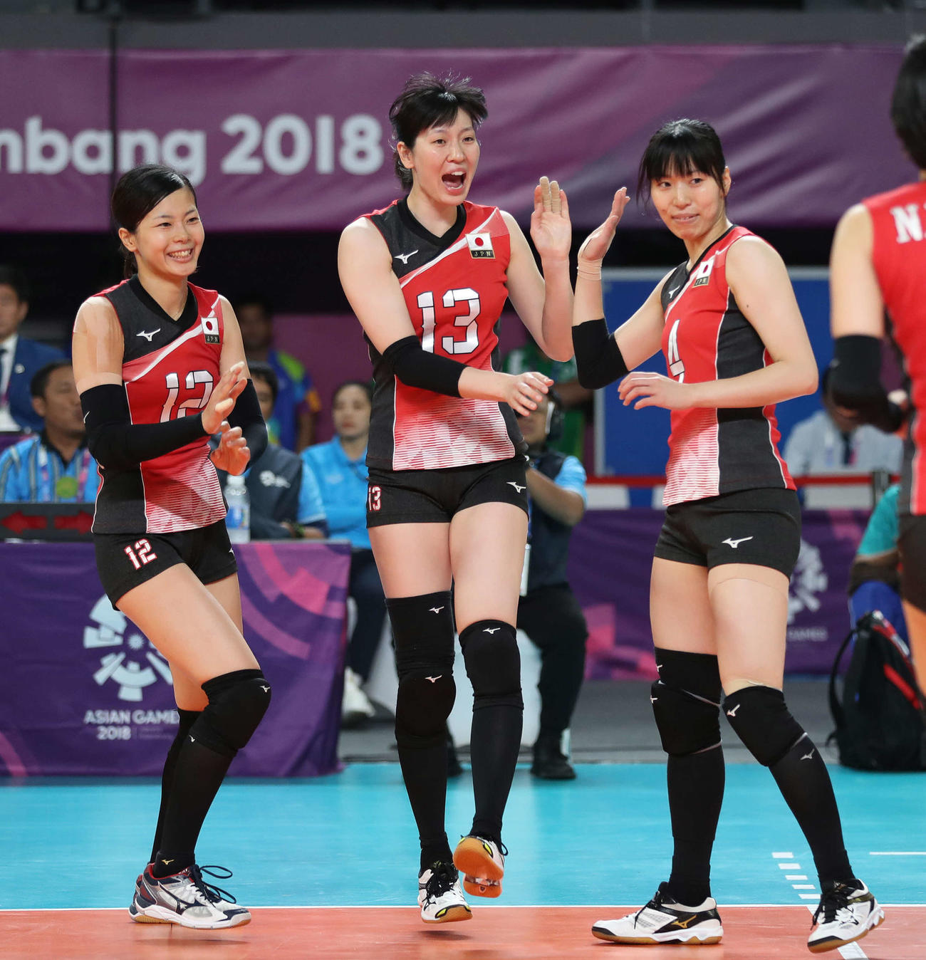 2018年9月の韓国戦で、スパイクを決め喜ぶ奥村（中央）。左は佐藤、右は新鍋