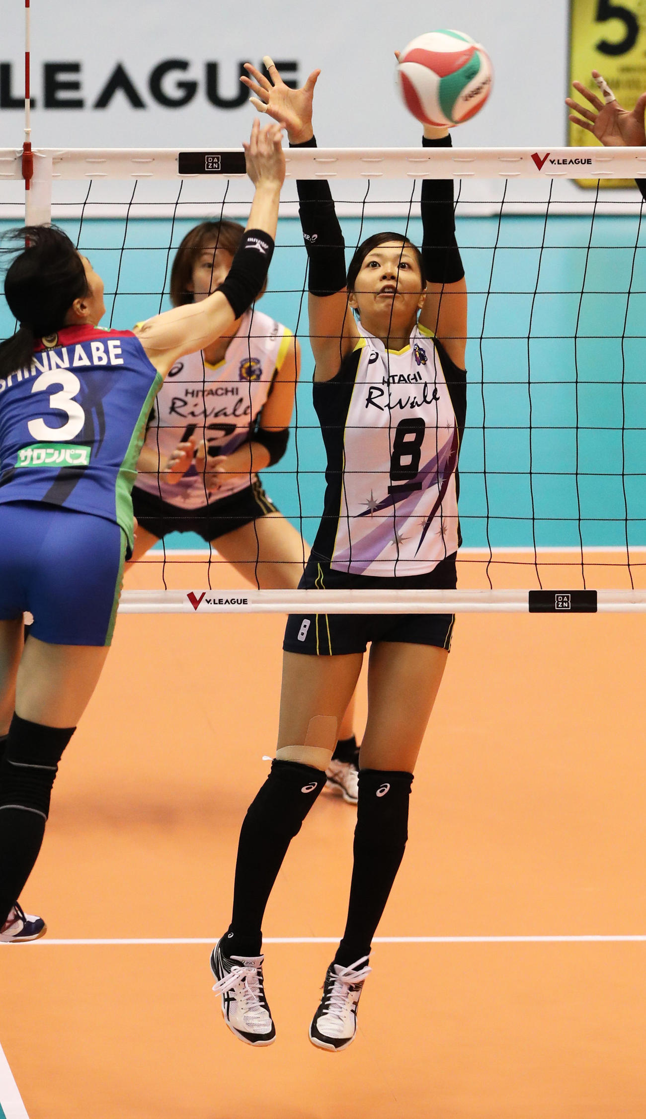 相手のスパイクをブロックする日立の佐藤美＝2016年10月29日