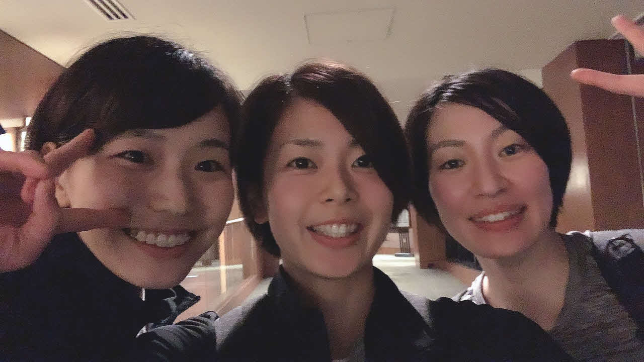 女子代表で共にプレーした古賀（左）と奥村に挟まれて、笑顔を浮かべる佐藤さん