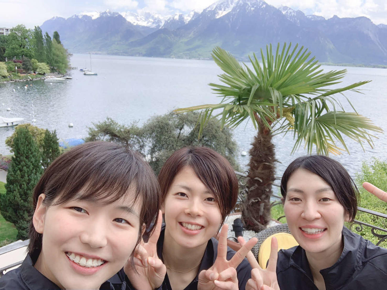 現役時代に仲の良かった古賀（左）と奥村に挟まれて写真に収まる佐藤さん