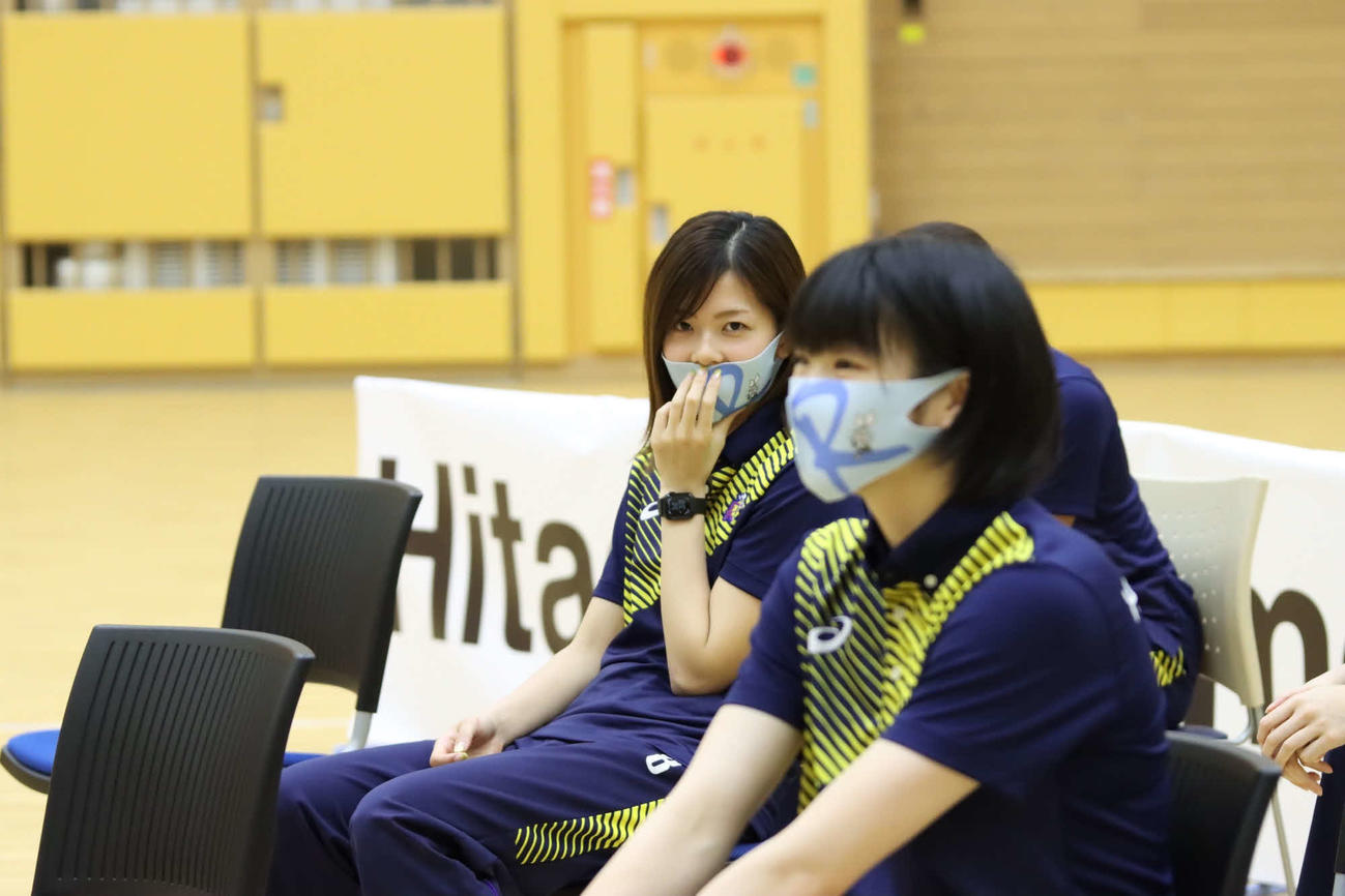 今年6月に行われたオンラインファン感謝祭に参加した元バレーボール女子日本代表セッターの佐藤美弥さん（中央）（日立リヴァーレ提供）