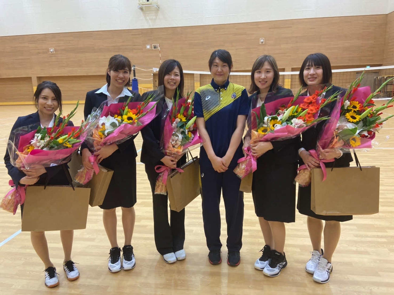 佐藤さん（左から3人目）を含む引退選手らと写る日立の多治見監督（同4人目）（日立リヴァーレ提供）