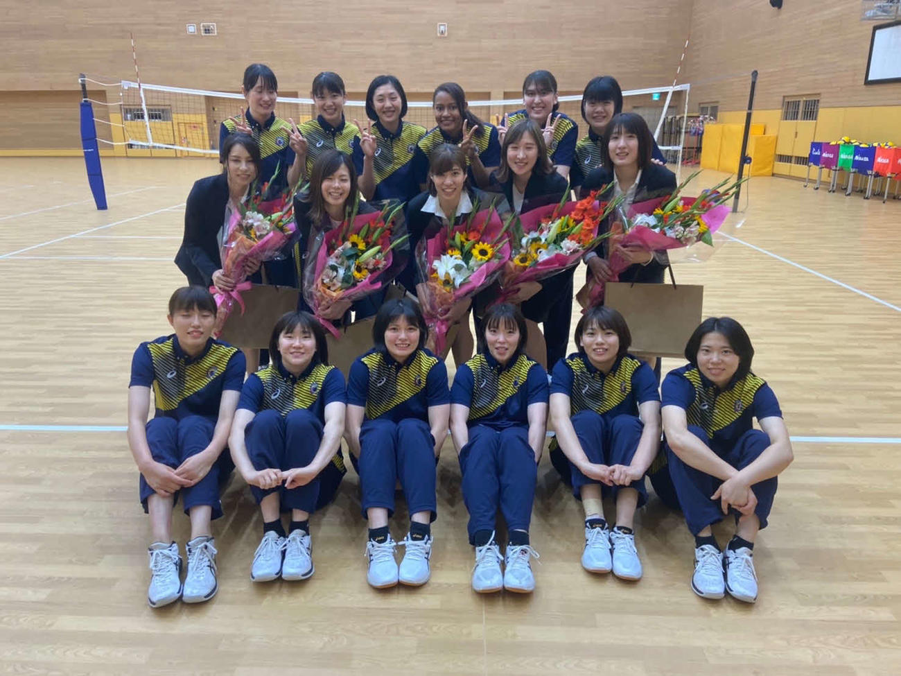 ファン感謝祭後、写真撮影する日立の選手たち（日立リヴァーレ提供）