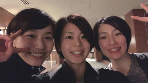 女子代表で共にプレーした古賀(左)と奥村に挟まれて、笑顔を浮かべる佐藤さん