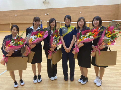 佐藤さん(左から3人目)を含む引退選手らと写る日立の多治見監督(同4人目)(日立リヴァーレ提供)