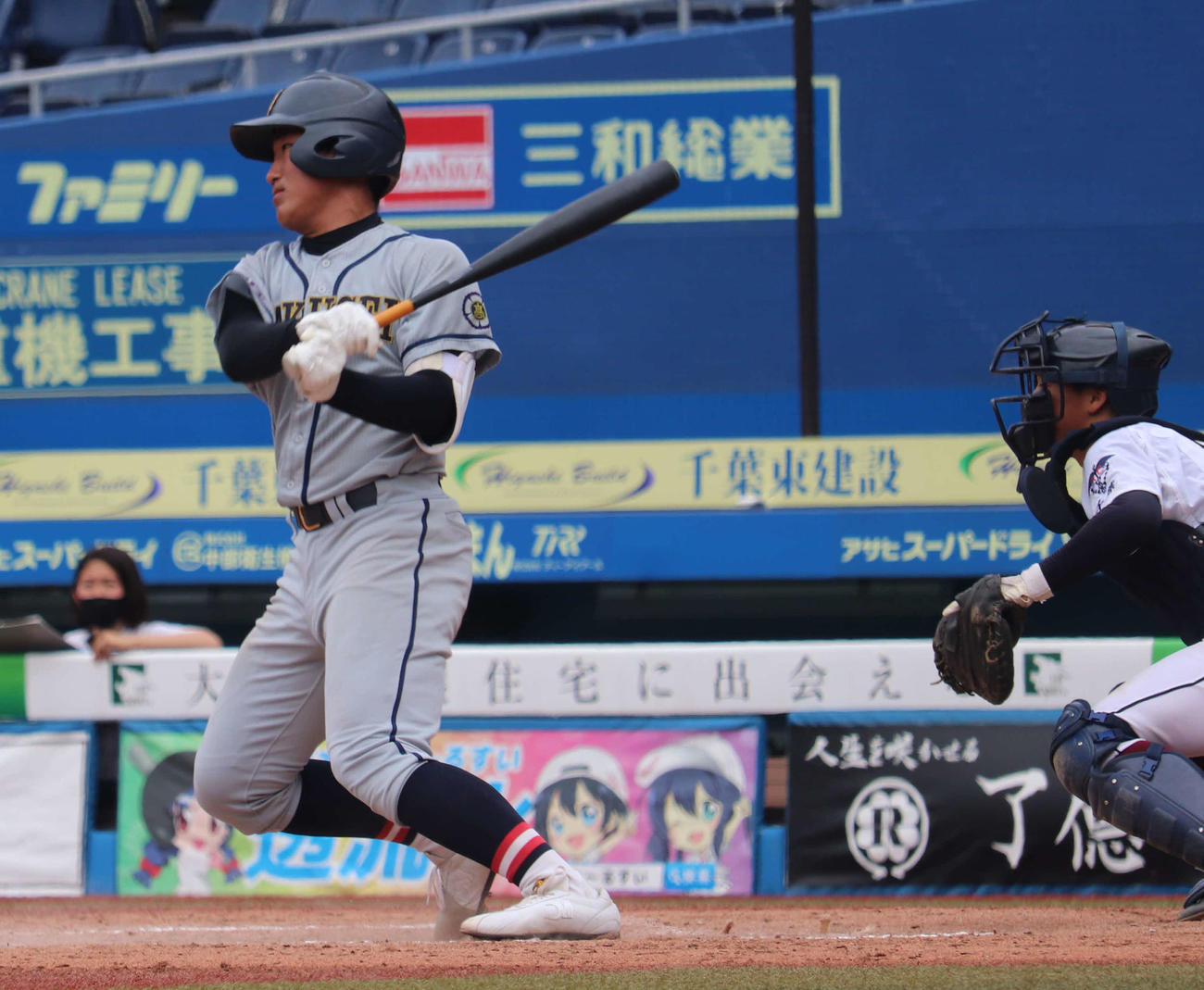 今夏の君津商戦で適時打を放つ千葉学芸・有薗（撮影・保坂淑子）