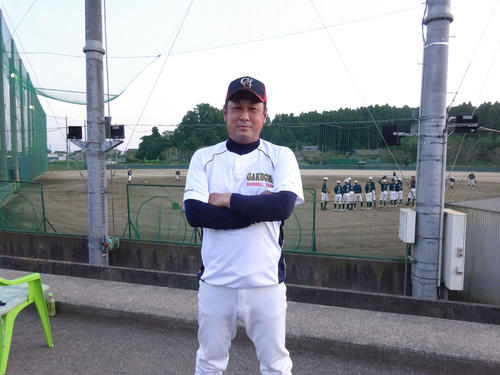 来春に向け、練習に励む選手たちを見守る高倉監督（撮影・保坂淑子）