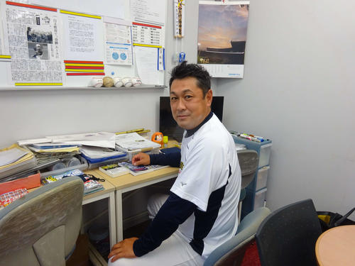 千葉学芸グラウンドにある教官室で選手のデータを調べる千葉学芸・高倉監督