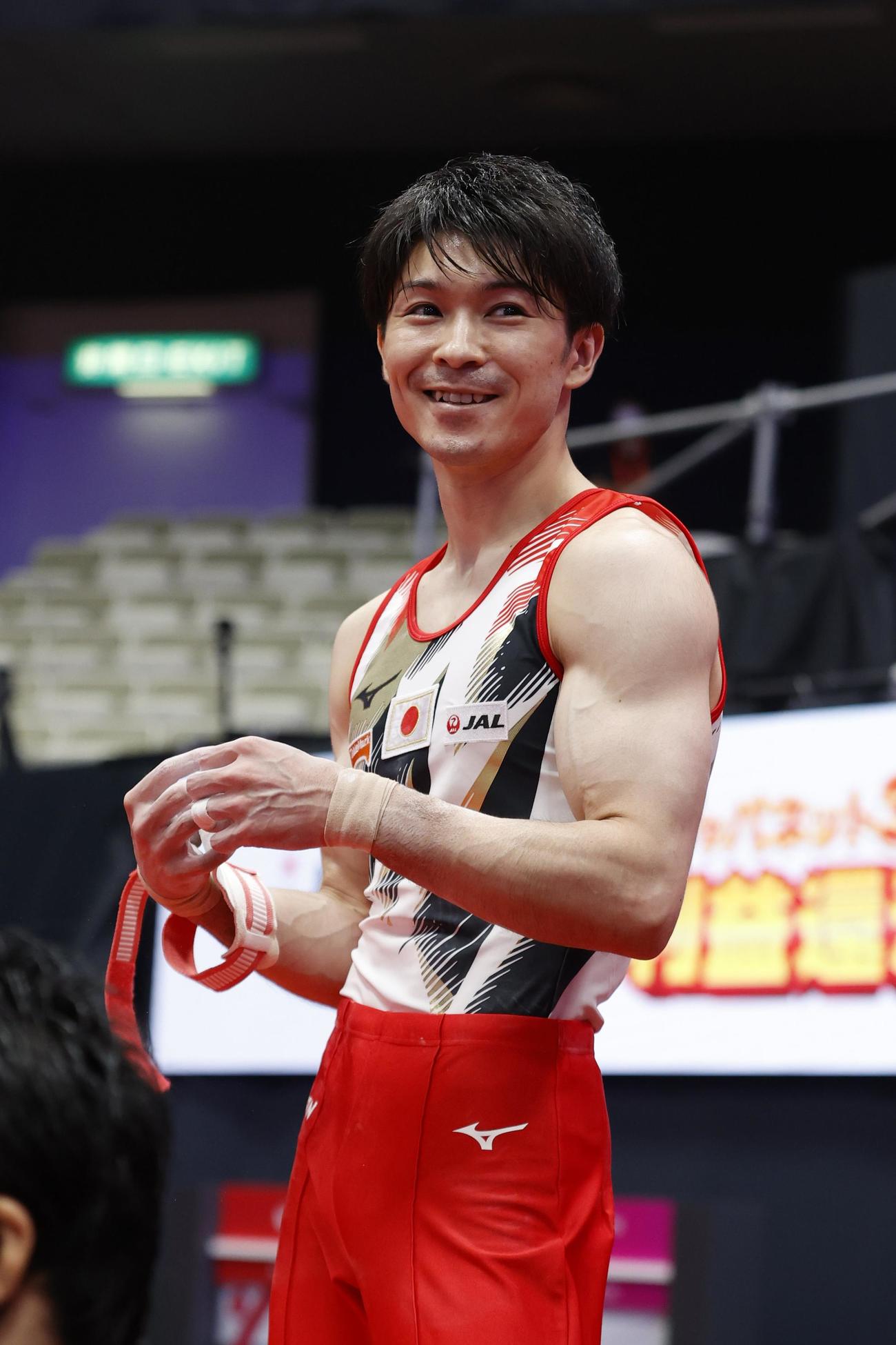 体操世界選手権、鉄棒の公式練習で笑顔を見せる内村航平（代表撮影）
