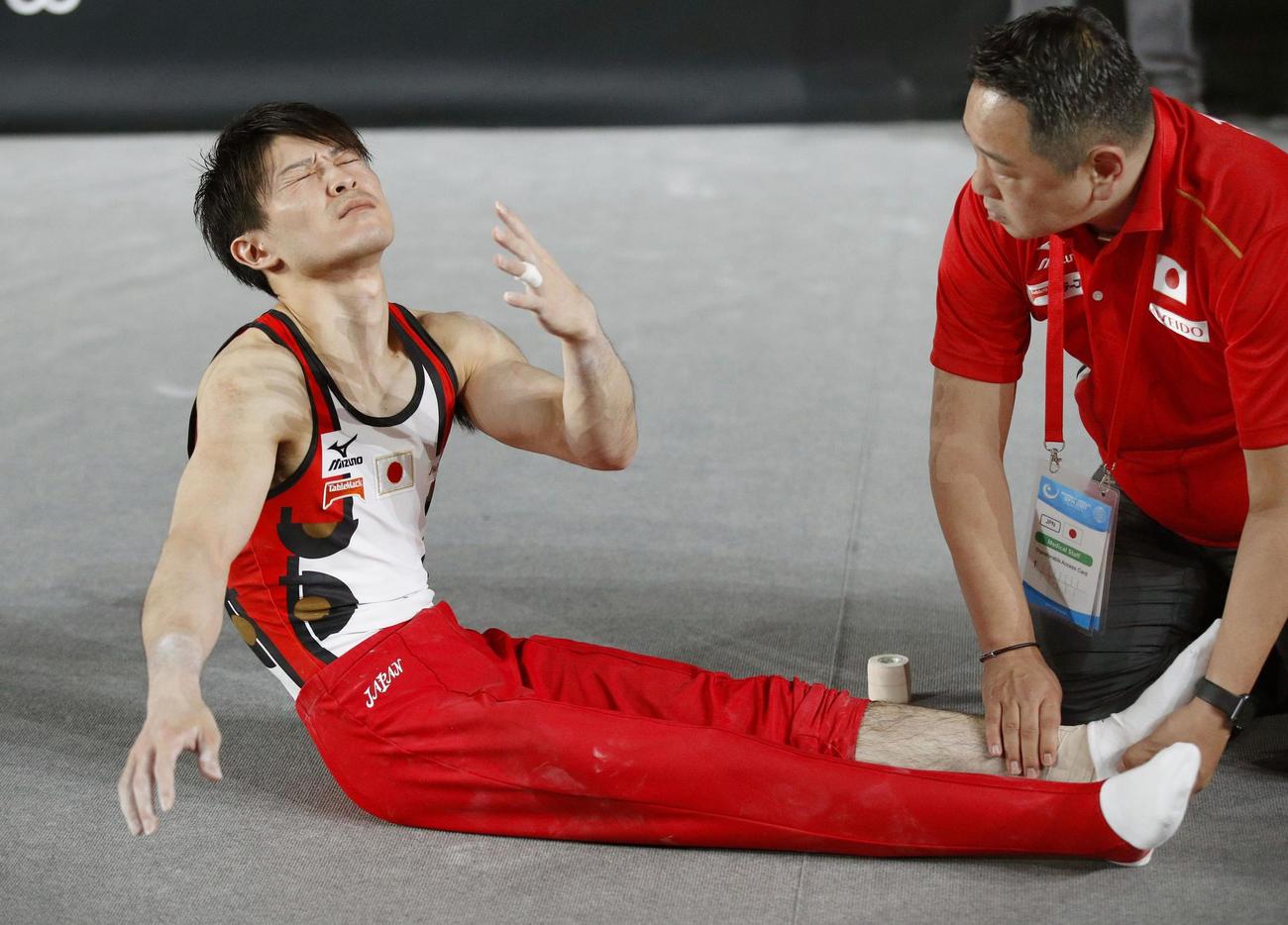 2017年の世界選手権予選、跳馬の演技で左足首を負傷した内村（共同）