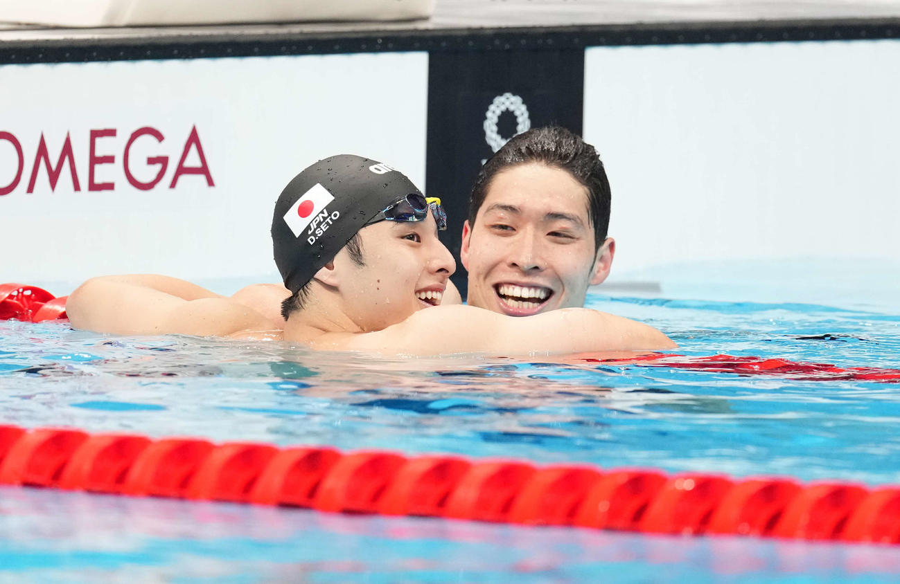 東京五輪男子200メートル個人メドレー決勝で4位の瀬戸（左）と6位の萩野は笑顔で健闘をたたえ合う