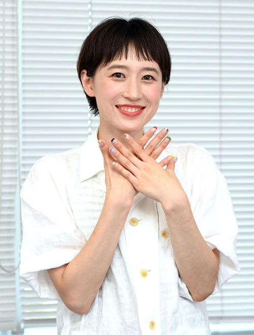 五輪カラーのネイルを披露する馬淵優佳さん＝2021年7月21日