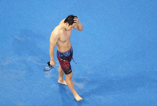 男子200メートルバタフライ準決勝を終え、引き揚げる瀬戸