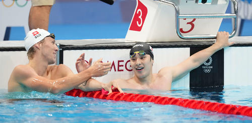 東京五輪男子200メートル個人メドレー決勝　4位の瀬戸（右）は3位スイスのジェレミ・デプランシュと健闘をたたえ合う