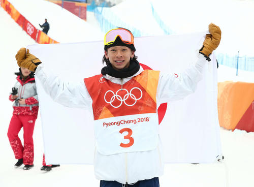 平昌五輪　スノーボード男子ハーフパイプで銀メダルを獲得した平野歩夢（18年2月14日）。「二刀流」に挑んだスケボーで東京五輪出場を果たし、北京五輪に臨む