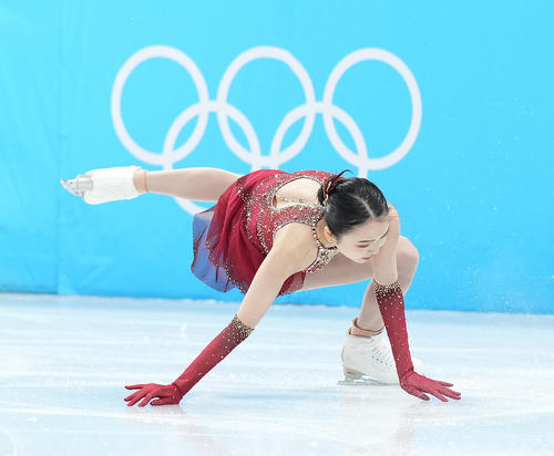北京五輪　フィギュアスケート団体、女子フリーで転倒する朱易（22年2月）