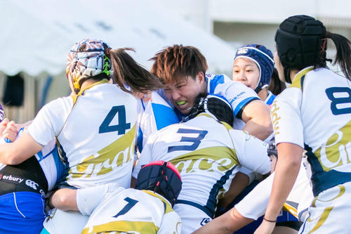 横河武蔵野アルテミ・スターズでプレーする15人制ラグビー女子元日本代表の村上愛梨（中央）