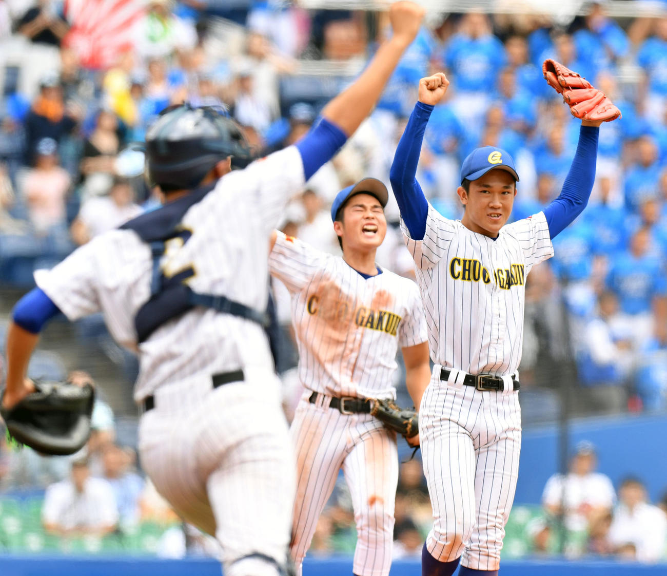 夏の甲子園出場を決め、喜びを爆発させる中央学院の選手たち（18年7月26日）