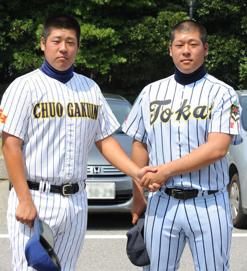 中央学院時代の円城寺健人さん（左）。右は双子の弟、勇人さん（13年7月12日）