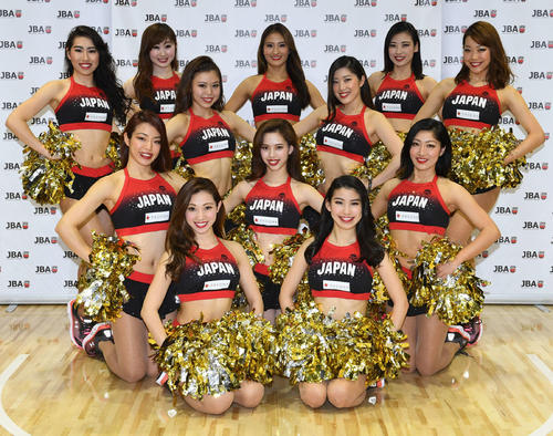 バスケットボール日本代表を応援する「アカツキビーナス」（C）JBA