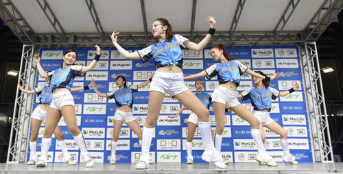 試合前もステージで激しいダンスを披露