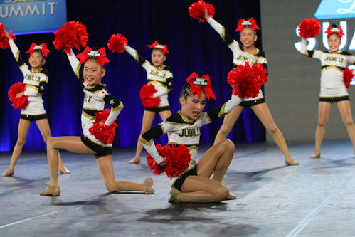 子供たちが一糸乱れぬ演技を披露する