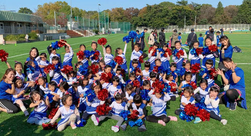 幼児や小学生がチアと英語を一緒に学んでいる