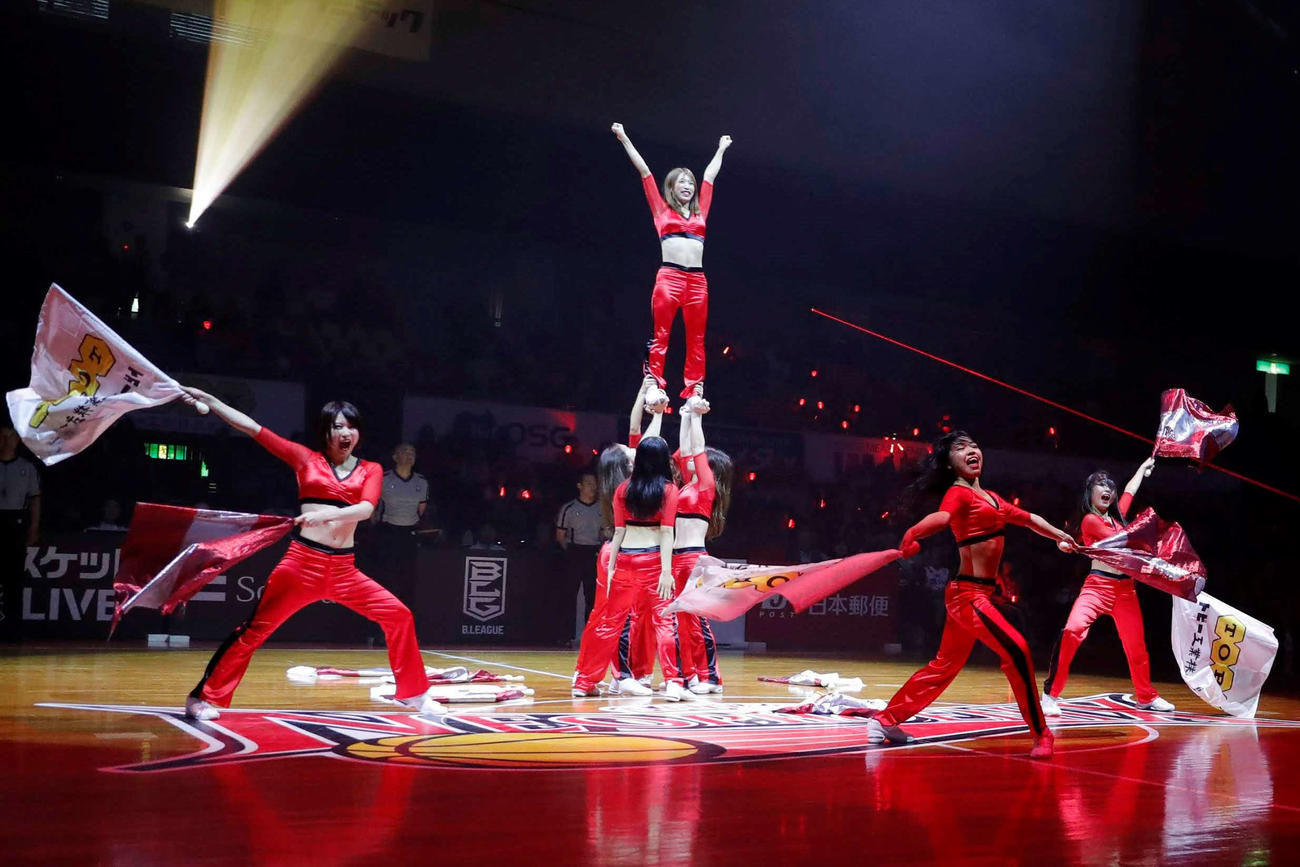 「Fire　Girls」はスタンツを披露