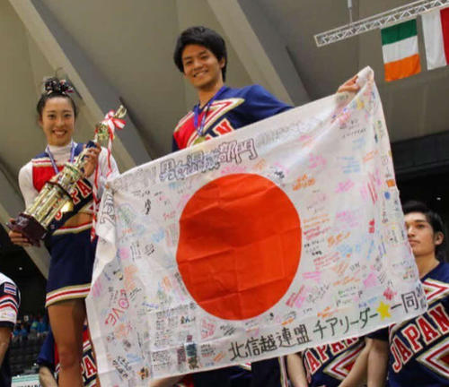 2017年チアリーディング世界選手権大会で優勝した大西真菜美さん(左)