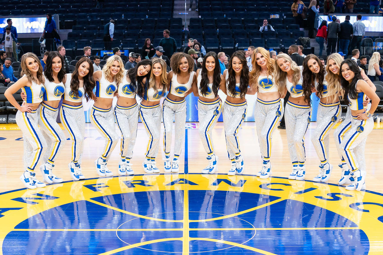 NBAゴールデンステート・ウォリアーズのチアダンサー。砂川さんは左から3人目（C）Warriors　Dance　team　website