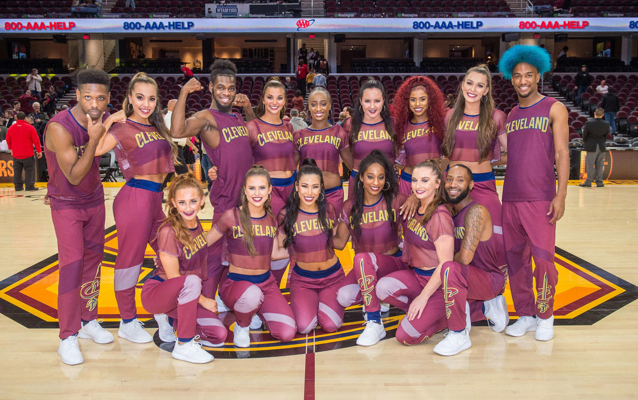 NBAキャバリアーズ「パワーハウスダンスチーム」と寺田さん（前列左から3人目）（C）Cleveland　Cavaliers