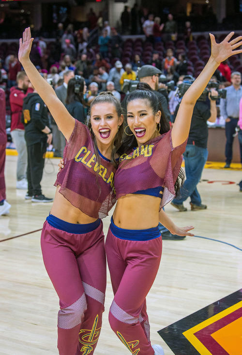 チームメートと笑顔を見せる寺田さん(右)(C)Cleveland Cavaliers
