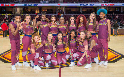 NBAキャバリアーズ「パワーハウスダンスチーム」と寺田さん(前列左から3人目)(C)Cleveland Cavaliers
