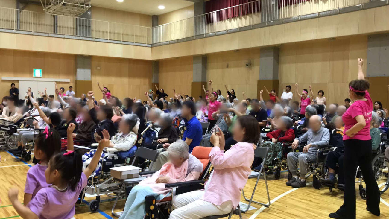 老人ホームのイベントに出演して盛り上げる