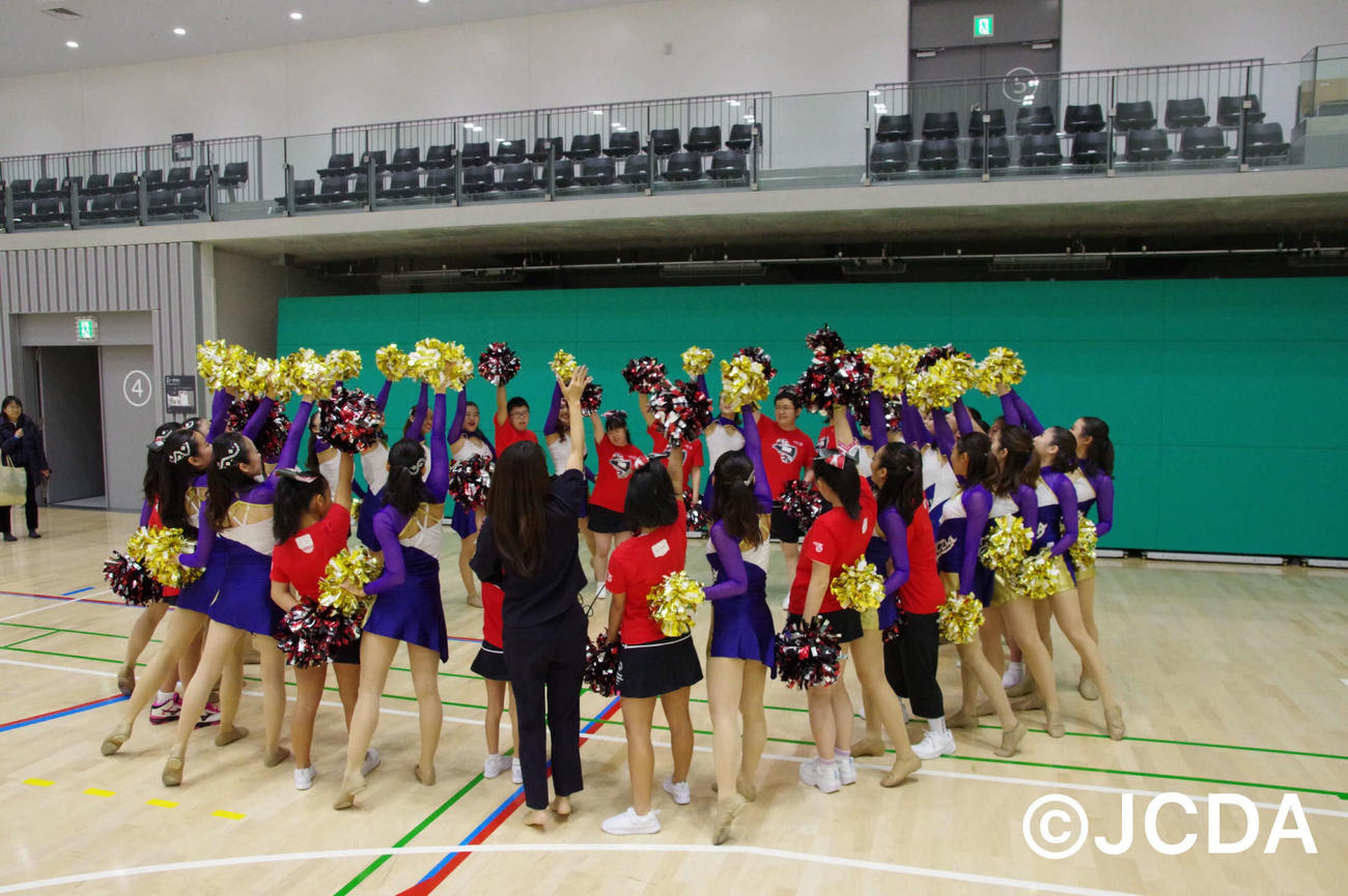 全日本チアダンス選手権大会でTeam　JCDAと円陣を組む（C）JCDA