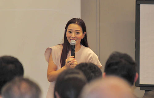 株式会社カシワバラ・コーポレーションで講演する柳下容子さん