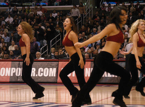 NBAクリッパーズのダンサー時代(中央)(提供写真)