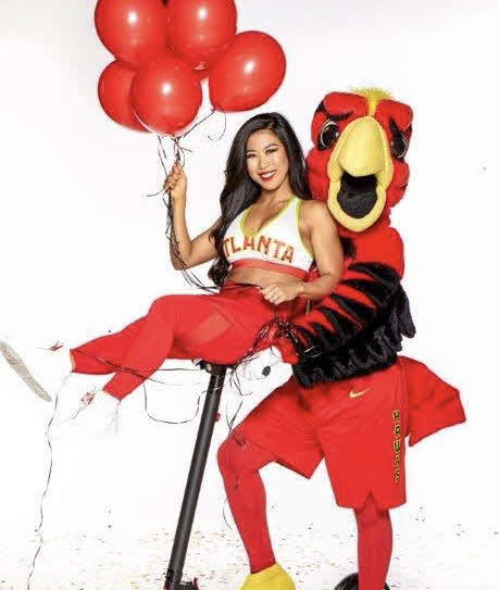 ホークスのマスコットHarryと（C)Atlanta　Hawks