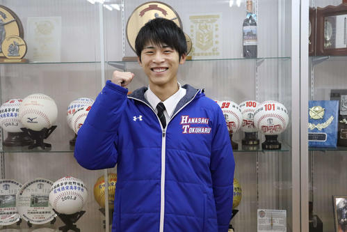 学生コーチとしてチームを支えた花咲徳栄・和田駿也。背後には昨夏の甲子園第101回大会出場を記念したボールが飾られている（撮影・湯本勝大）