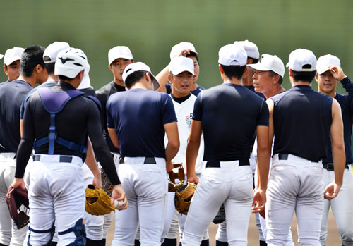 第100回全国高校野球選手権大会　準決勝を控えナインを集め、声をかける日大三・小倉全由監督（右から3人目）（2018年8月19日撮影）