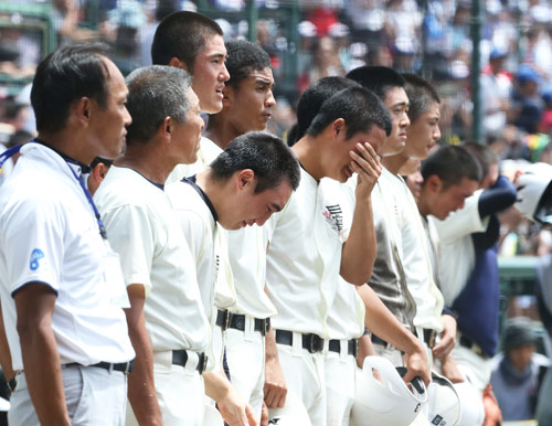 第100回全国高校野球選手権記念大会・準決勝　金足農対日大三　金足農に敗れた日大三ナインはベンチ前で肩を落とす（2018年8月20日撮影）