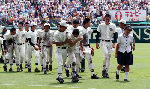 第100回全国高校野球選手権大会・準決勝　金足農対日大三　１点差で敗れ涙ながらに引き揚げる日大三ナイン（2018年8月20日撮影）