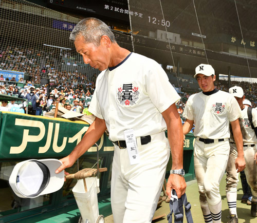 第100回全国高校野球選手権大会・準決勝　金足農対日大三　グラウンドを後にする日大三・小倉全由監督（左）と日置航（2018年8月20日撮影）