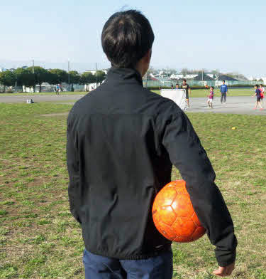 部活動が行えず、公園のグラウンドで過ごすコウタ（仮名）