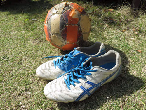 サッカーのある日常が待ち遠しい。サッカーシューズとボロボロになったボール