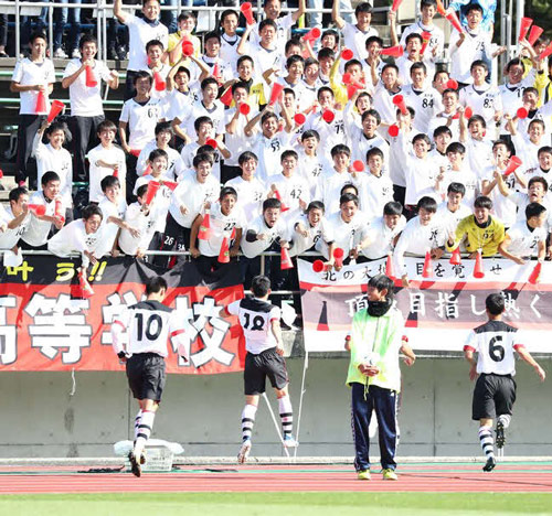 ピッチもスタンドも一緒になって戦う高校サッカー（写真と文は関係ありません）