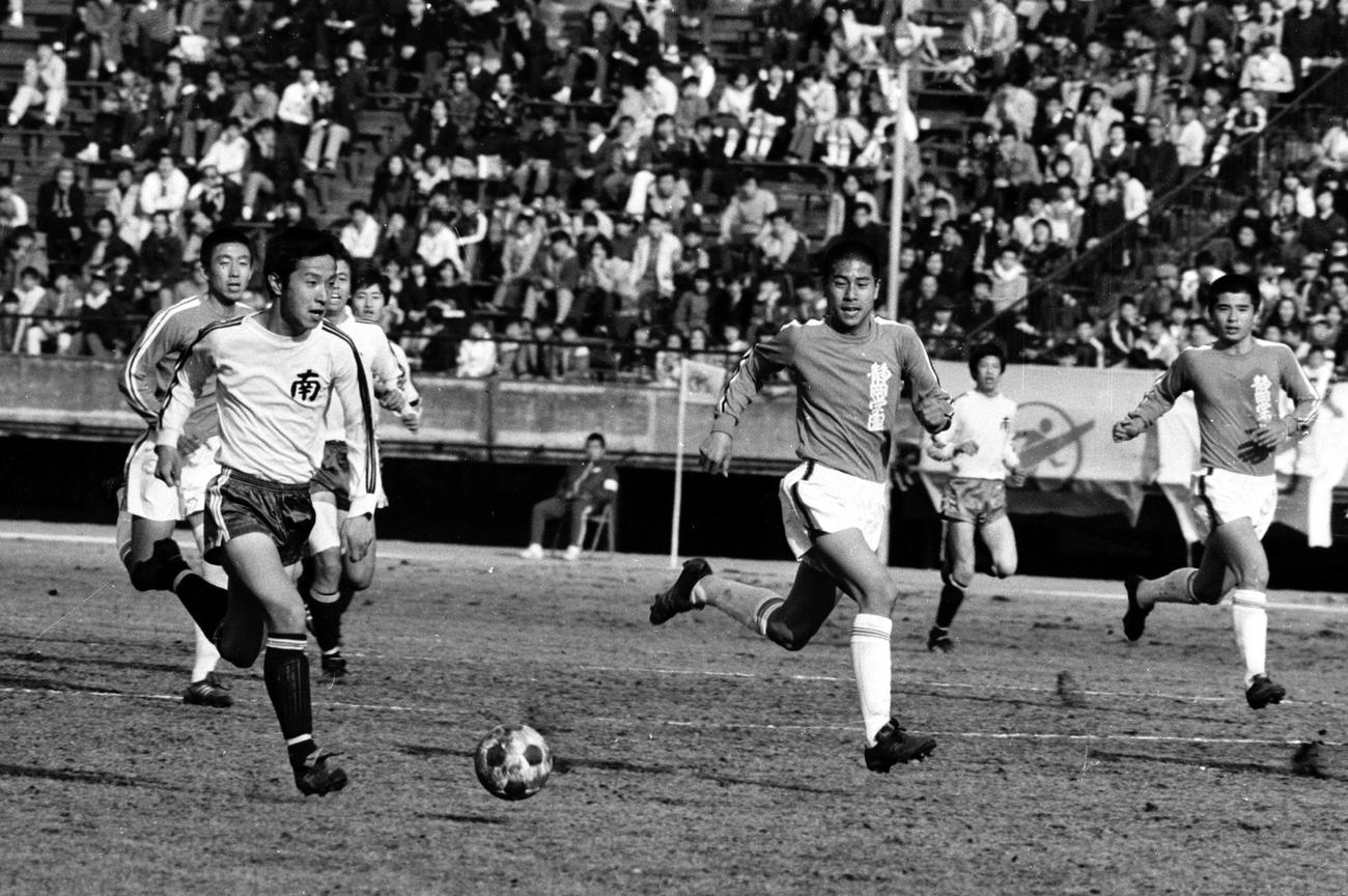 第55回全国高校サッカー選手権大会決勝　浦和南対静岡学園　ドリブル突破をはかる浦和南・水沼貴史（左端）（1977年1月8日）