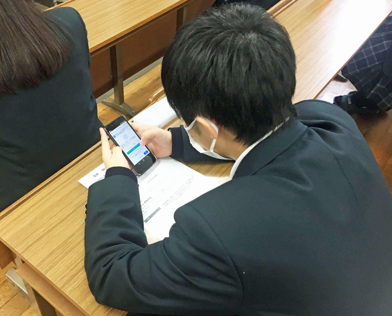 生徒がＡｉＧＲＯＷをスマートフォンで活用する様子（IGS株式会社提供）